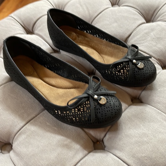 New Giani Bernini Black Flats with Flower … - Picture 2 of 8
